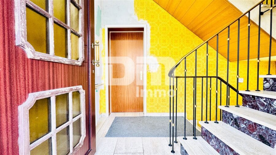 Gepflegtes Ein / Zweifamilienhaus mit Doppelgarage in begehrter Ortsrandlage von Zierenberg - EG Haupteingang